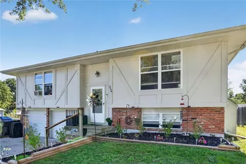 204 SE Cromwell St, Blue Springs, MO 64014