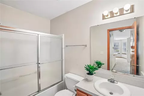 Bath - 4932 Stoneback Pl, Lawrence, KS 66047 photo 2 of 3