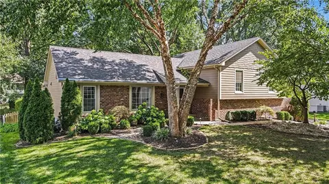 10519 Pawnee Ln, Leawood, KS 66206