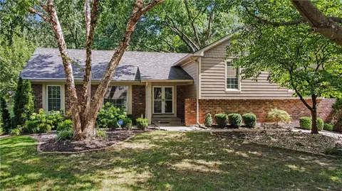 10519 Pawnee Ln, Leawood, KS 66206