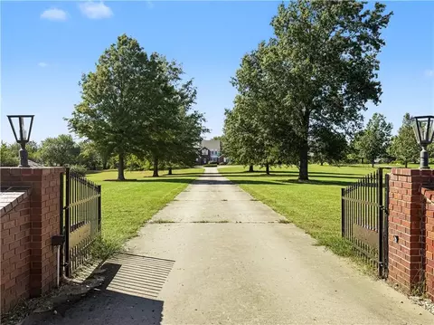 Exterior - 1071 E 1400 Rd, Lawrence, KS 66046 photo 3 of 10