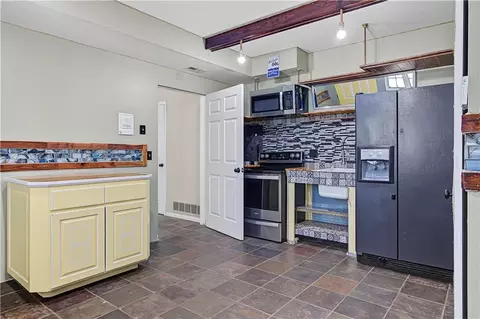 Kitchen - 1071 E 1400 Rd, Lawrence, KS 66046 photo 6 of 6