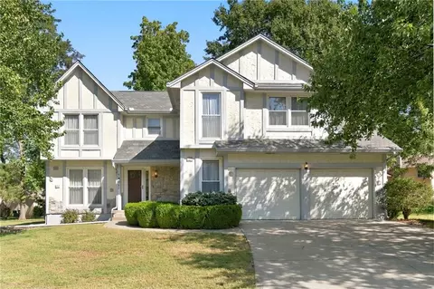 1401 Fox Ridge Dr, Blue Springs, MO 64015