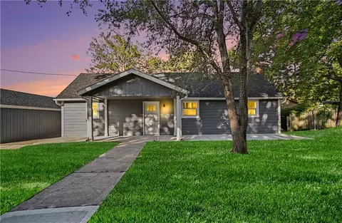 206 Main St, Smithville, MO 64089