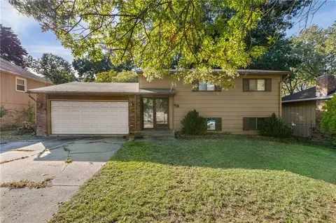 8918 N Oak Trfy, Kansas City, MO 64155