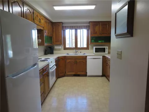 Kitchen - 7607 Ferguson Rd, Ozawkie, KS 66070 photo 4 of 5