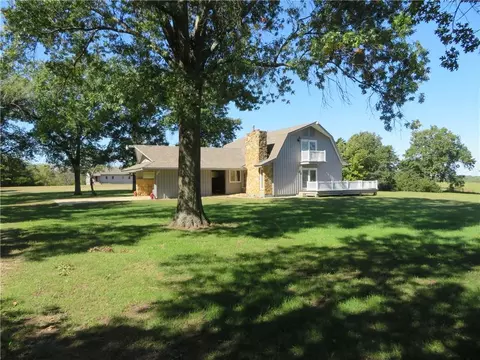 Exterior - 7607 Ferguson Rd, Ozawkie, KS 66070 photo 4 of 24