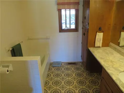 Bath - 7607 Ferguson Rd, Ozawkie, KS 66070 photo 1 of 4