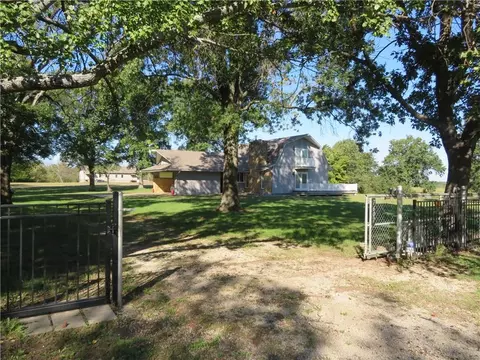 Exterior - 7607 Ferguson Rd, Ozawkie, KS 66070 photo 3 of 24