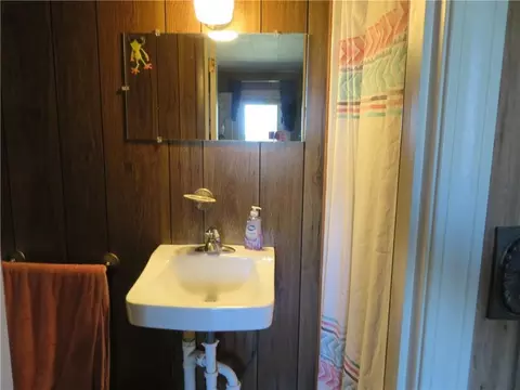 Bath - 7607 Ferguson Rd, Ozawkie, KS 66070 photo 4 of 4