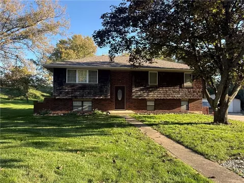 3 Sweet Ct, Saint Joseph, MO 64506
