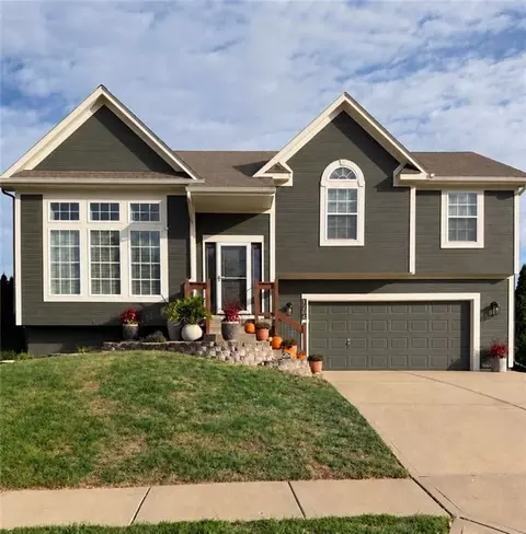 1204 N 4th St, Louisburg, KS 66053