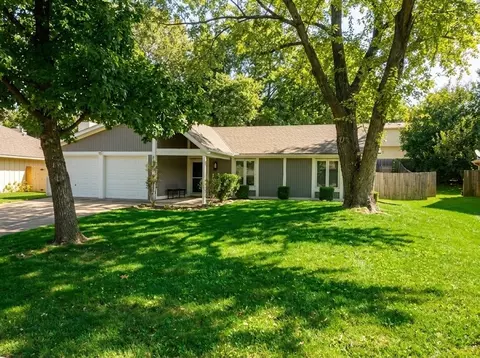 14221 S Summertree Ln, Olathe, KS 66062