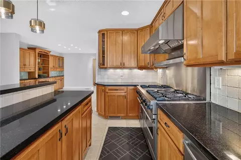Kitchen - 118 NEdgewater Dr, Lees Summit, MO 64064 photo 5 of 5