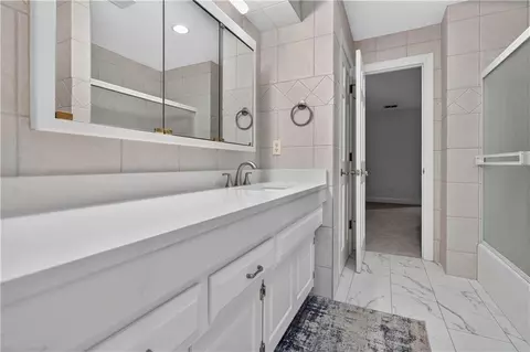 Bath - 118 NEdgewater Dr, Lees Summit, MO 64064 photo 7 of 8