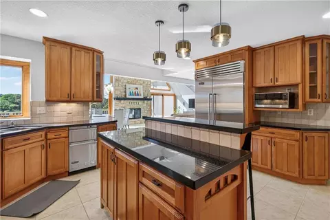 Kitchen - 118 NEdgewater Dr, Lees Summit, MO 64064 photo 3 of 5