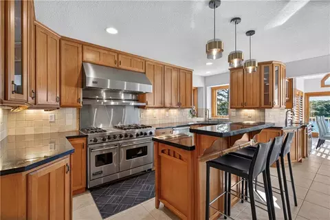 Kitchen - 118 NEdgewater Dr, Lees Summit, MO 64064 photo 2 of 5
