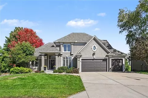 8121 Parkview Dr, Parkville, MO 64152