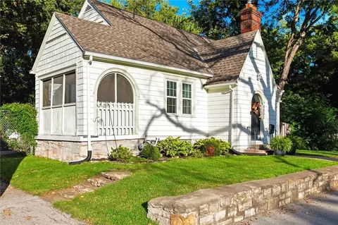 6832 Metcalf Ave, Overland Park, KS 66204