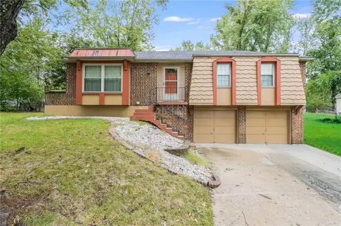 1008 NW Arlington Ct, Blue Springs, MO 64015