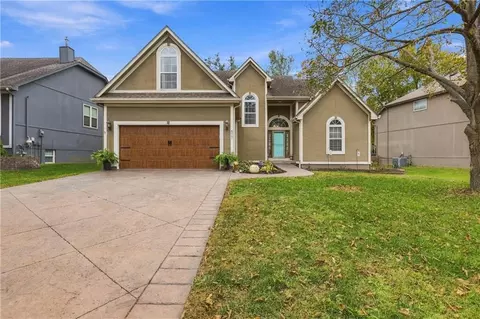517 Garnet Ln, Lees Summit, MO 64064