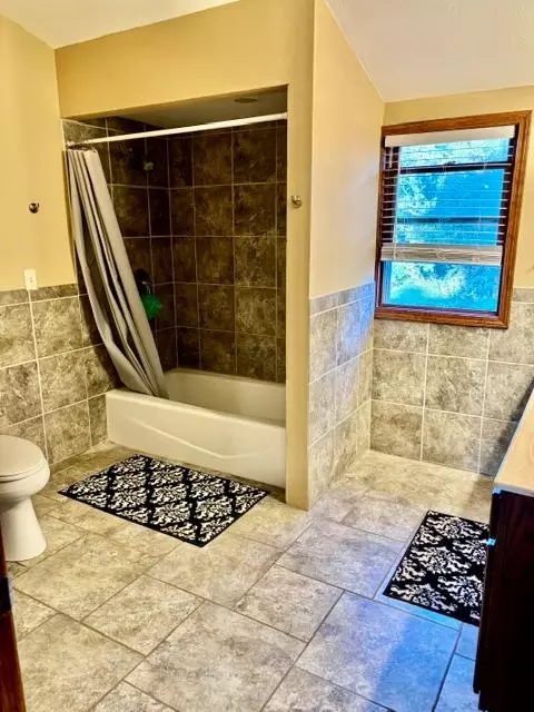 Bath - 7988 22nd St, Perry, KS 66073 photo 2 of 3