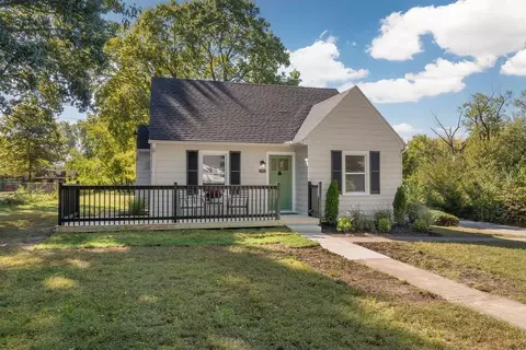 1105 NE Maple Dr, Kansas City, MO 64118