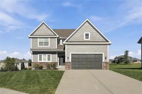 18304 Rock Creek Dr, Smithville, MO 64089