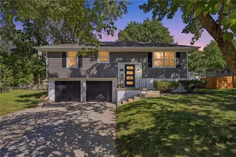 205 SW Kingscross Rd, Blue Springs, MO 64014