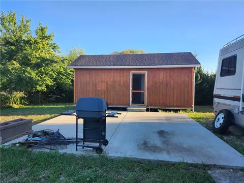 10 Fleetwood Dr, Linn Valley, KS 66040