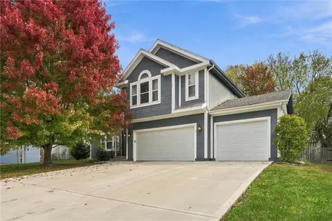 1329 SE Dalton Dr, Lees Summit, MO 64081