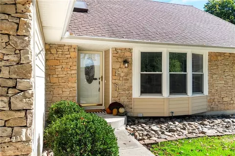 10003 N Charlotte St, Kansas City, MO 64155