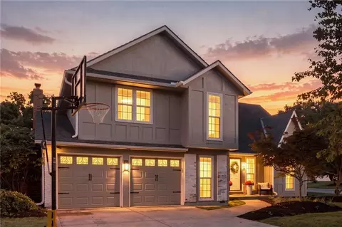 206 NE Shoreview Dr, Lees Summit, MO 64064