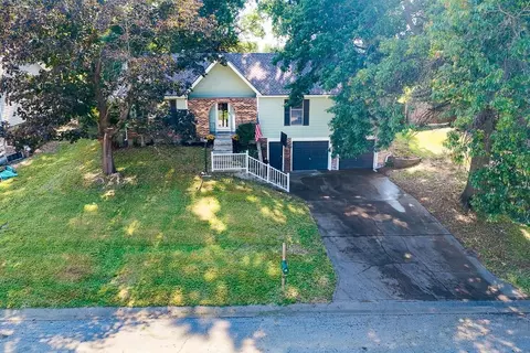 118 S 3rd Ct, Lansing, KS 66043