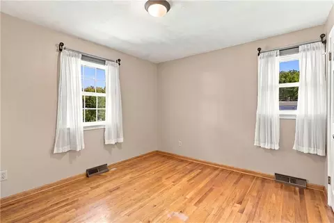 Bedroom - 363 E Lowell St, Claycomo, MO 64119 photo 3 of 6