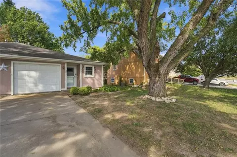 1307 N Ridge Pkwy, Olathe, KS 66061