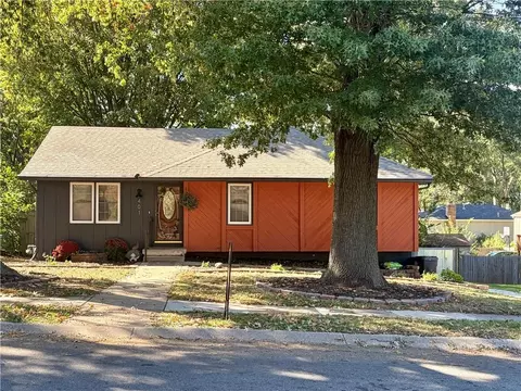 401 NE Sunnyside School Rd, Blue Springs, MO 64015