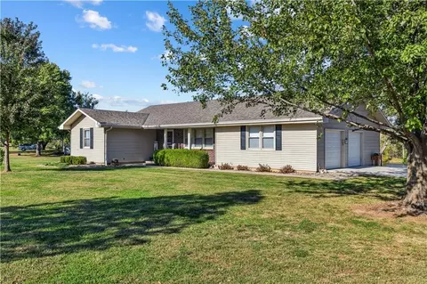 22195 Dunn Dr, Spring Hill, KS 66083