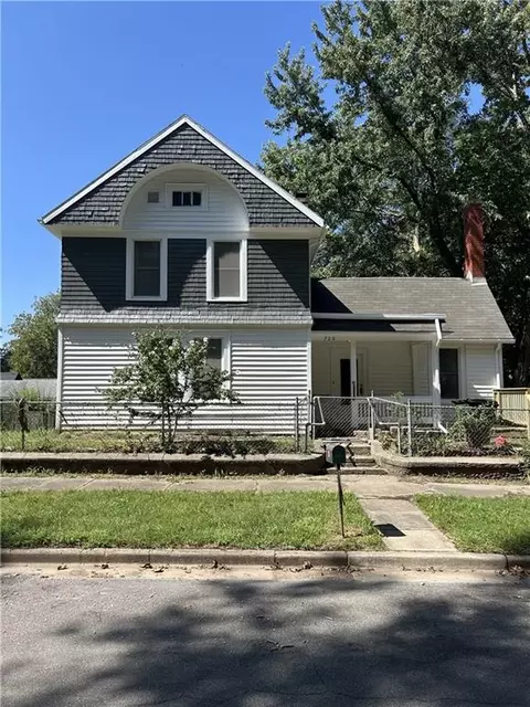 720 W 7th St, Leavenworth, KS 66048