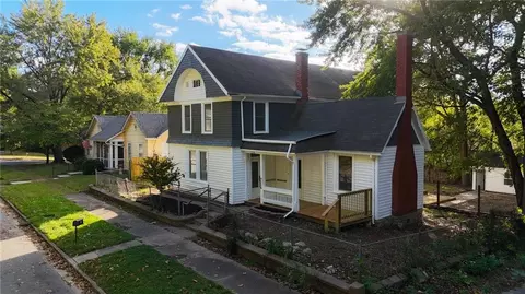 720 W 7th St, Leavenworth, KS 66048