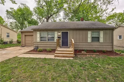 8425 Boone St, Kansas City, MO 64114