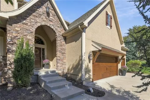 9428 W 157th Pl, Overland Park, KS 66221