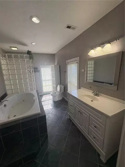 Bath - 1106 Parallel St, Atchison, KS 66002 photo 3 of 7