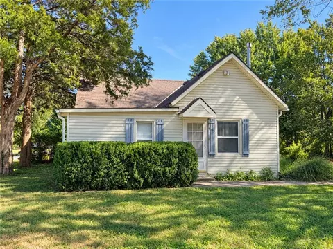 505 2nd Ave, Greenwood, MO 64034