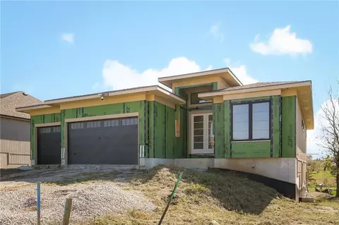 905 Savannah Ln, Greenwood, MO 64034