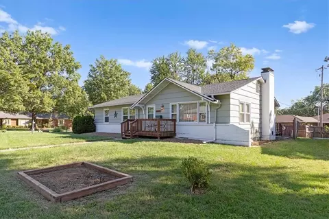Exterior - 1606 NE 68th Pl, Gladstone, MO 64118 photo 2 of 5