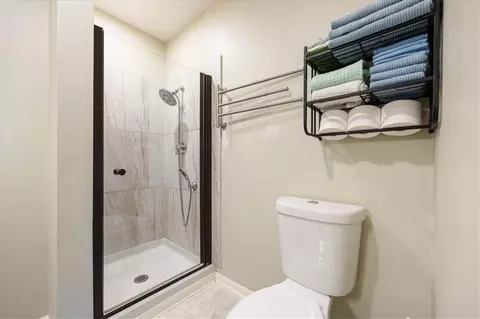 Bath - 1606 NE 68th Pl, Gladstone, MO 64118 photo 2 of 3