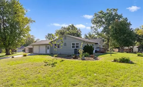 Exterior - 1606 NE 68th Pl, Gladstone, MO 64118 photo 3 of 5
