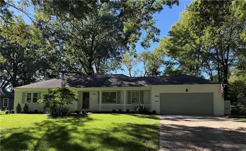 9416 Wenonga Rd, Leawood, KS 66206