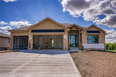 13 Red Fox Cir, Lake Winnebago, MO 64034